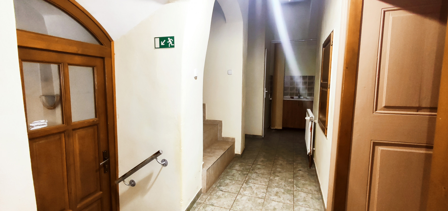 Priestor s parkovacím miestom -  na prenájom na Hlavnej ulici - Trojica - I.poschodie