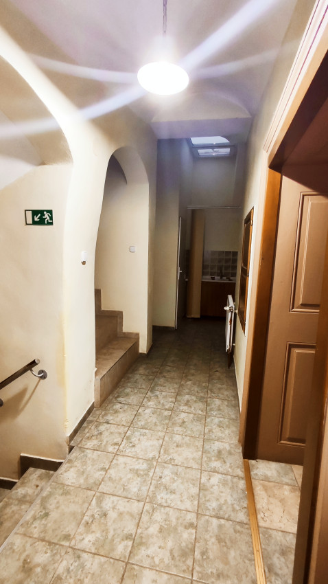 Priestor s parkovacím miestom -  na prenájom na Hlavnej ulici - Trojica - I.poschodie