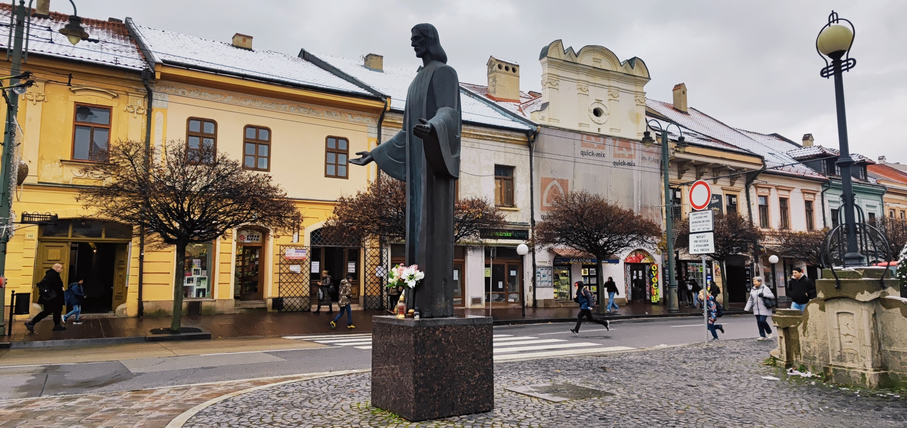 Priestor s parkovacím miestom -  na prenájom na Hlavnej ulici - Trojica - I.poschodie