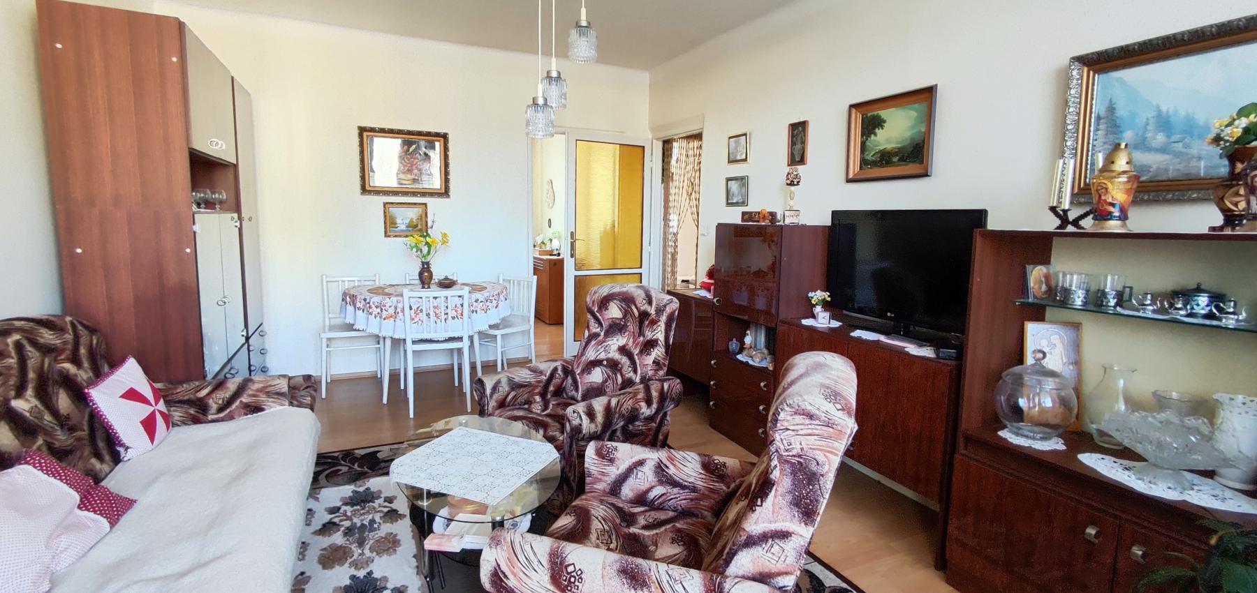 REZERVOVANÝ .... Priestranný vyhľadávaný 2 izbový byt s balkónom Obrancov mieru, pôvodný stav, plastové okná