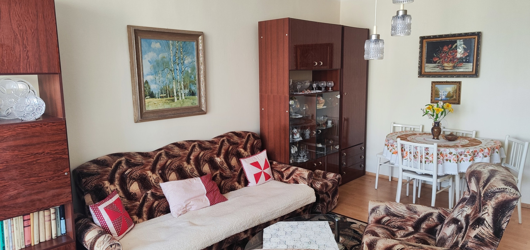 REZERVOVANÝ .... Priestranný vyhľadávaný 2 izbový byt s balkónom Obrancov mieru, pôvodný stav, plastové okná