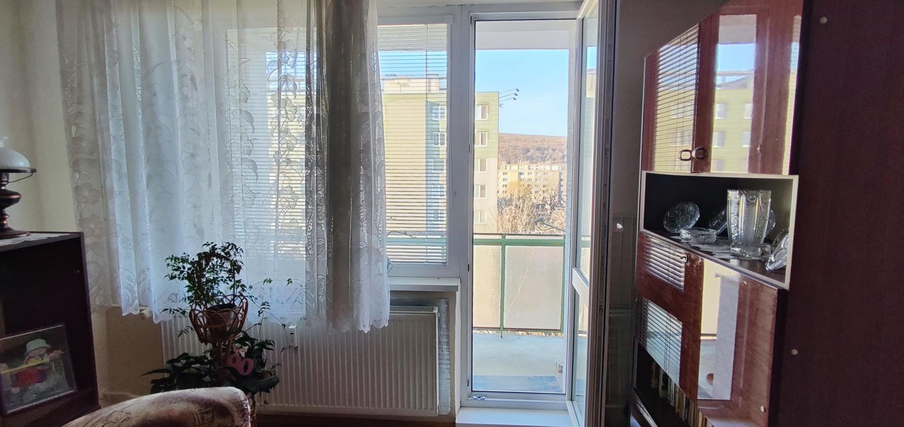 REZERVOVANÝ .... Priestranný vyhľadávaný 2 izbový byt s balkónom Obrancov mieru, pôvodný stav, plastové okná