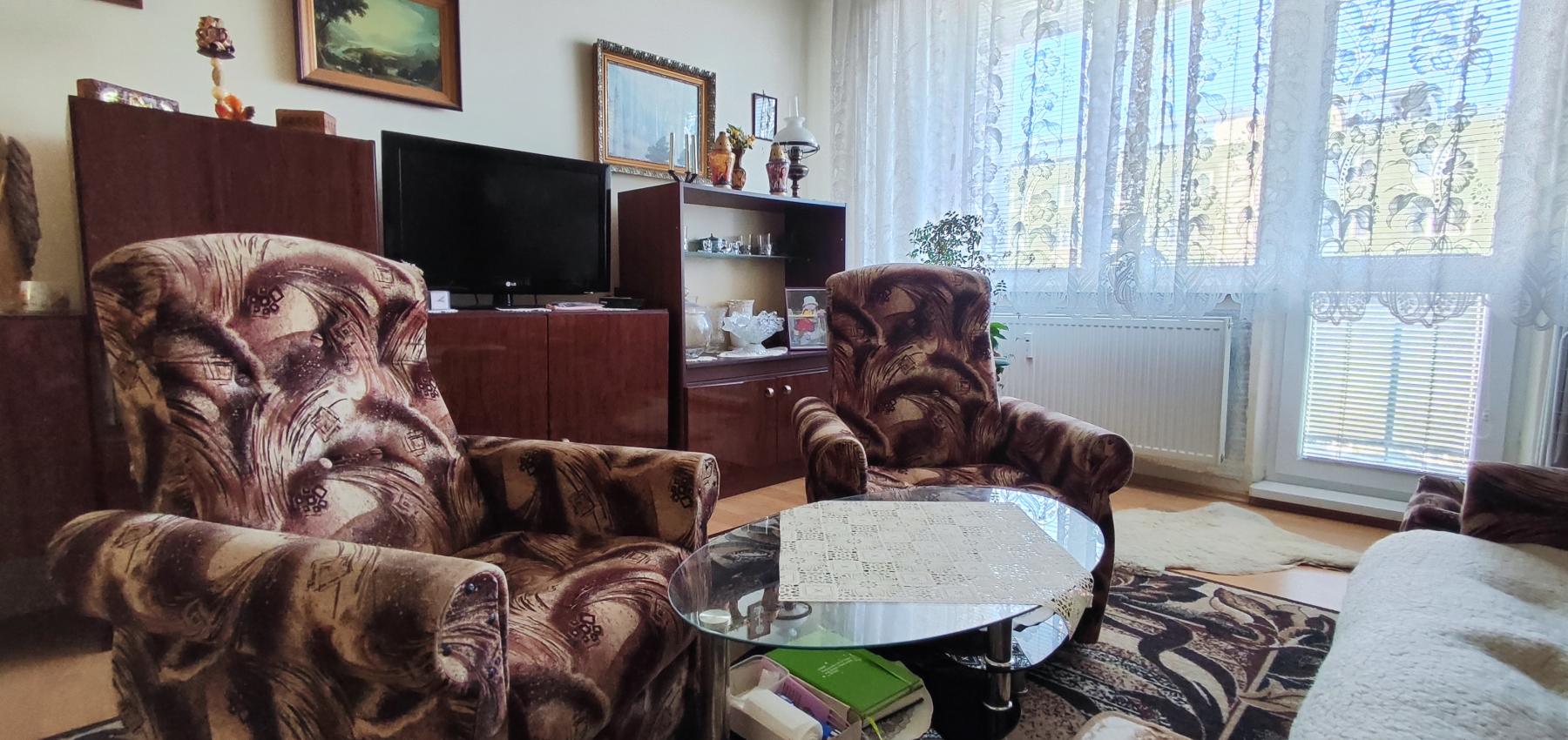 REZERVOVANÝ .... Priestranný vyhľadávaný 2 izbový byt s balkónom Obrancov mieru, pôvodný stav, plastové okná