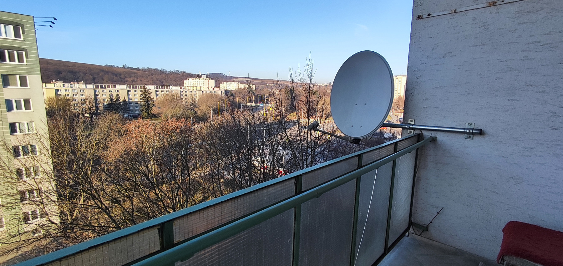 REZERVOVANÝ .... Priestranný vyhľadávaný 2 izbový byt s balkónom Obrancov mieru, pôvodný stav, plastové okná