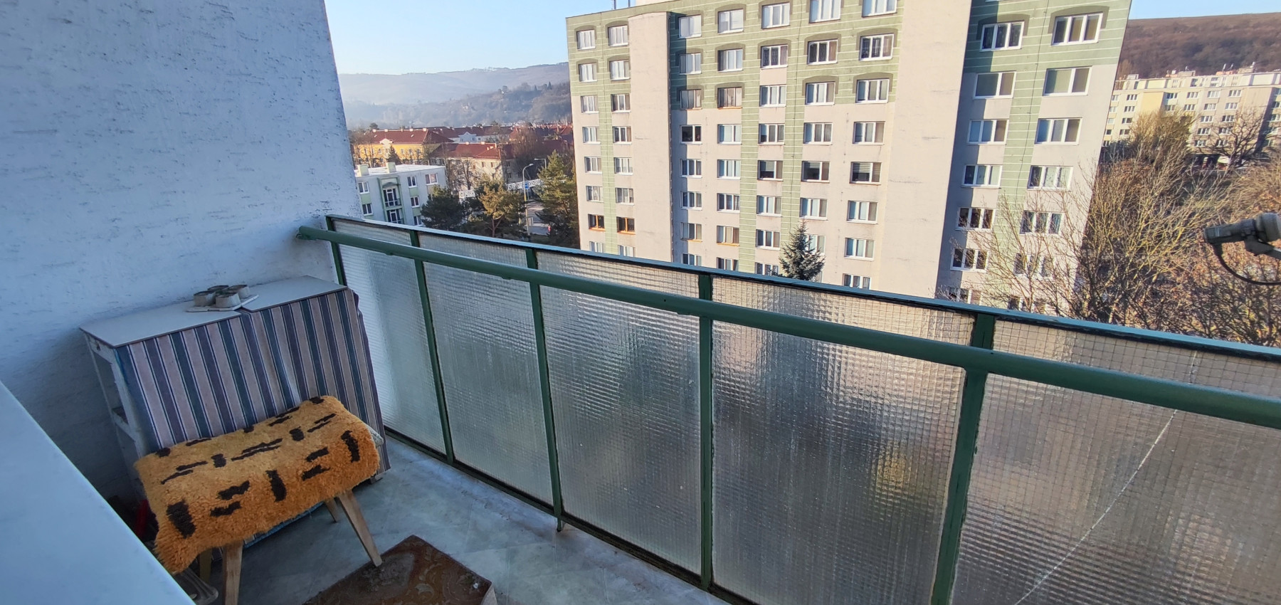 REZERVOVANÝ .... Priestranný vyhľadávaný 2 izbový byt s balkónom Obrancov mieru, pôvodný stav, plastové okná