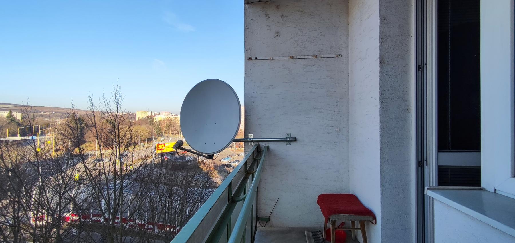 REZERVOVANÝ .... Priestranný vyhľadávaný 2 izbový byt s balkónom Obrancov mieru, pôvodný stav, plastové okná