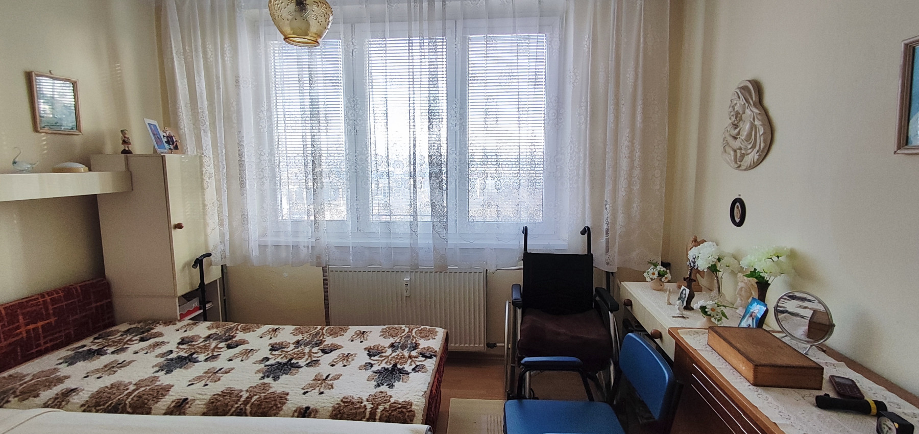 REZERVOVANÝ .... Priestranný vyhľadávaný 2 izbový byt s balkónom Obrancov mieru, pôvodný stav, plastové okná