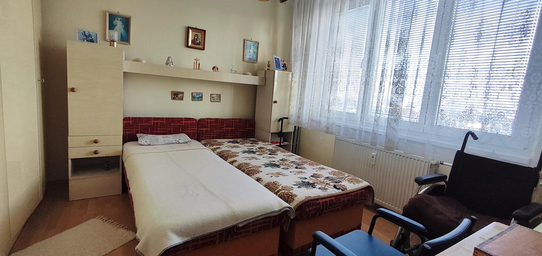 REZERVOVANÝ .... Priestranný vyhľadávaný 2 izbový byt s balkónom Obrancov mieru, pôvodný stav, plastové okná