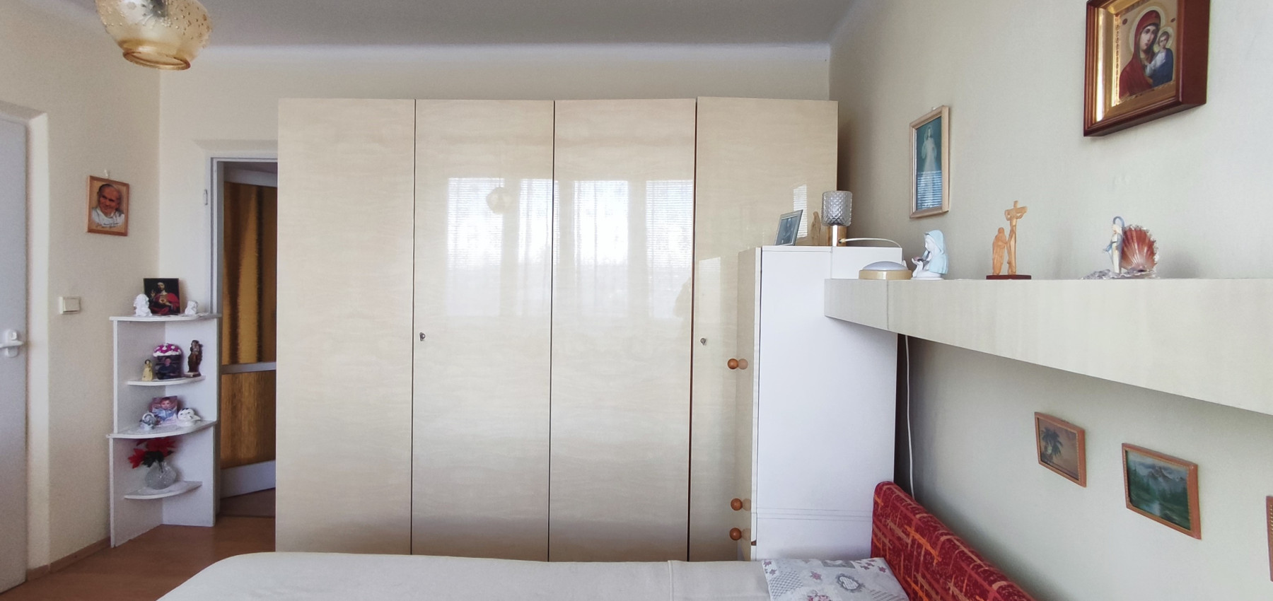 REZERVOVANÝ .... Priestranný vyhľadávaný 2 izbový byt s balkónom Obrancov mieru, pôvodný stav, plastové okná