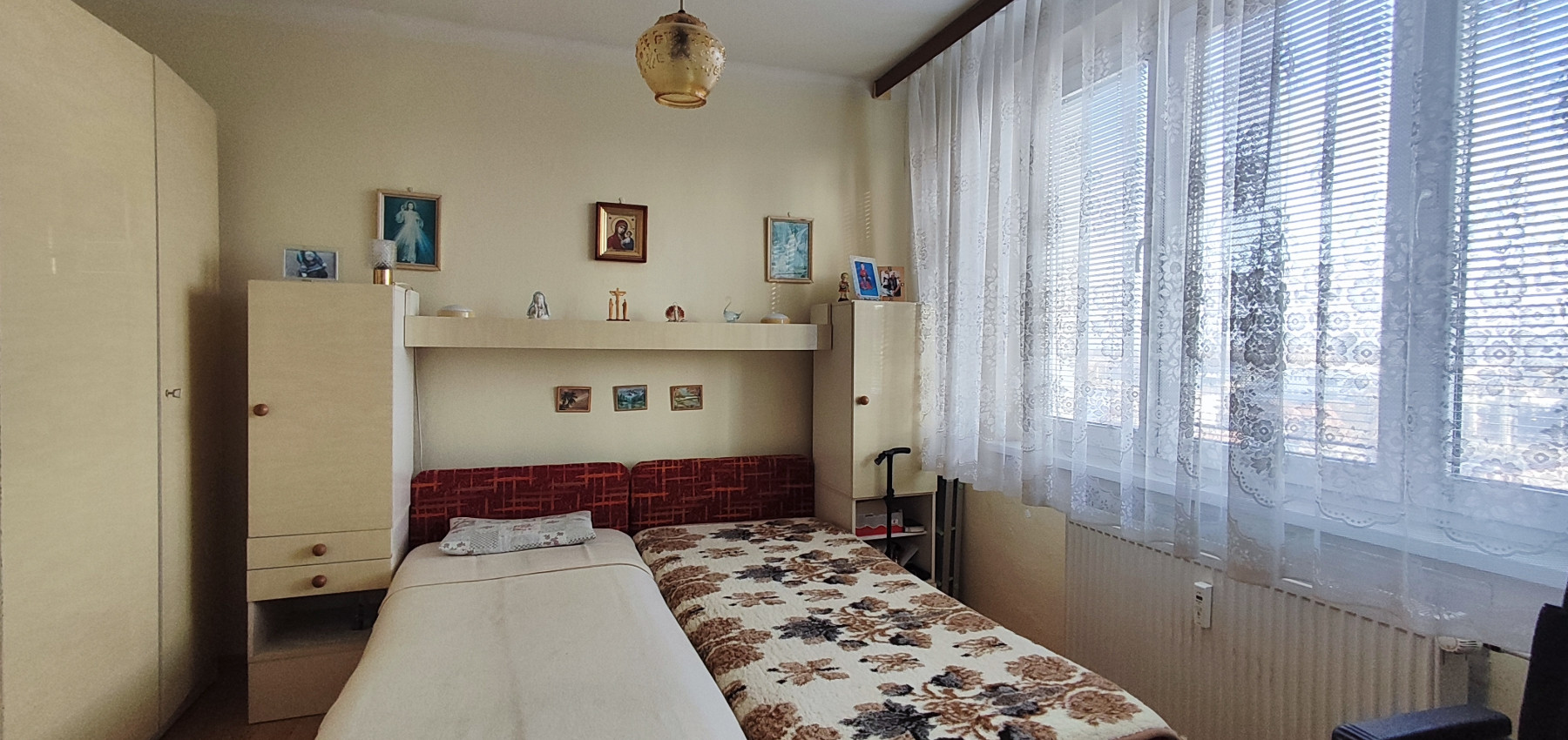 REZERVOVANÝ .... Priestranný vyhľadávaný 2 izbový byt s balkónom Obrancov mieru, pôvodný stav, plastové okná