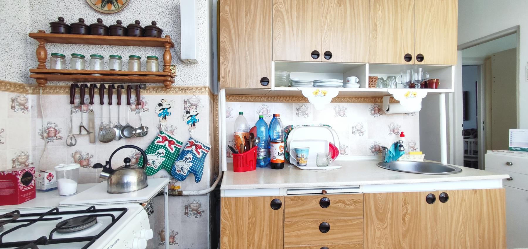 REZERVOVANÝ .... Priestranný vyhľadávaný 2 izbový byt s balkónom Obrancov mieru, pôvodný stav, plastové okná