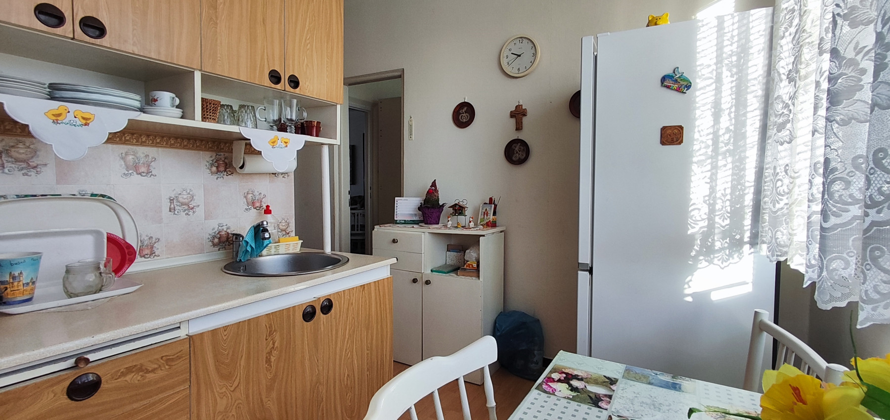 REZERVOVANÝ .... Priestranný vyhľadávaný 2 izbový byt s balkónom Obrancov mieru, pôvodný stav, plastové okná