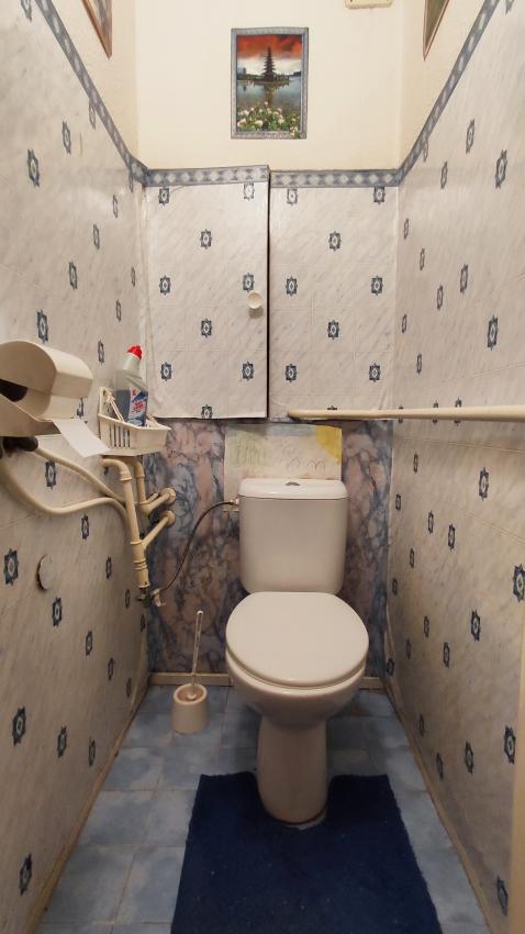 REZERVOVANÝ .... Priestranný vyhľadávaný 2 izbový byt s balkónom Obrancov mieru, pôvodný stav, plastové okná