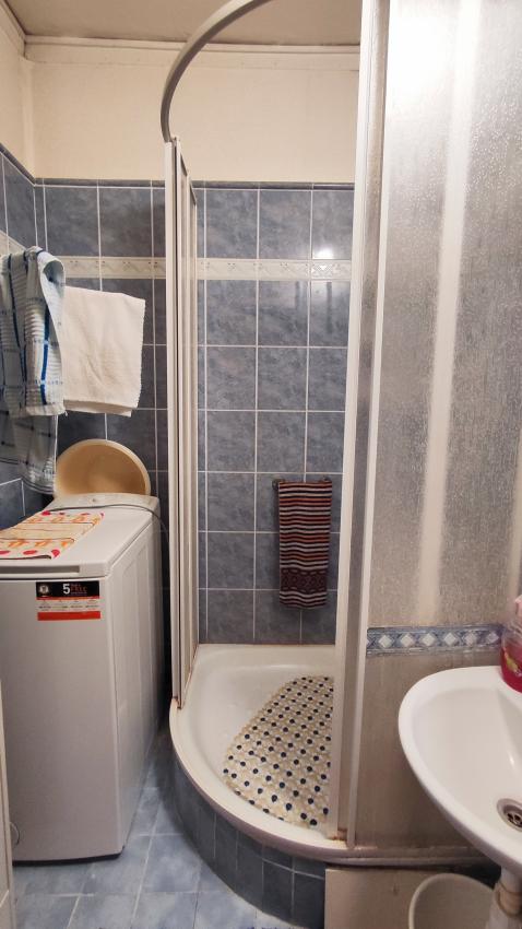 REZERVOVANÝ .... Priestranný vyhľadávaný 2 izbový byt s balkónom Obrancov mieru, pôvodný stav, plastové okná