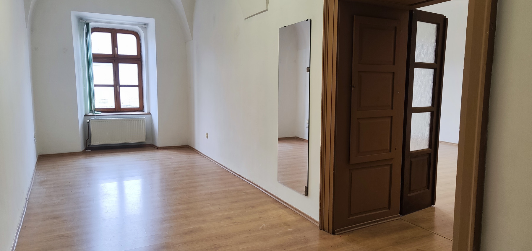 Priestor s parkovacím miestom -  na prenájom na Hlavnej ulici - Trojica - I.poschodie