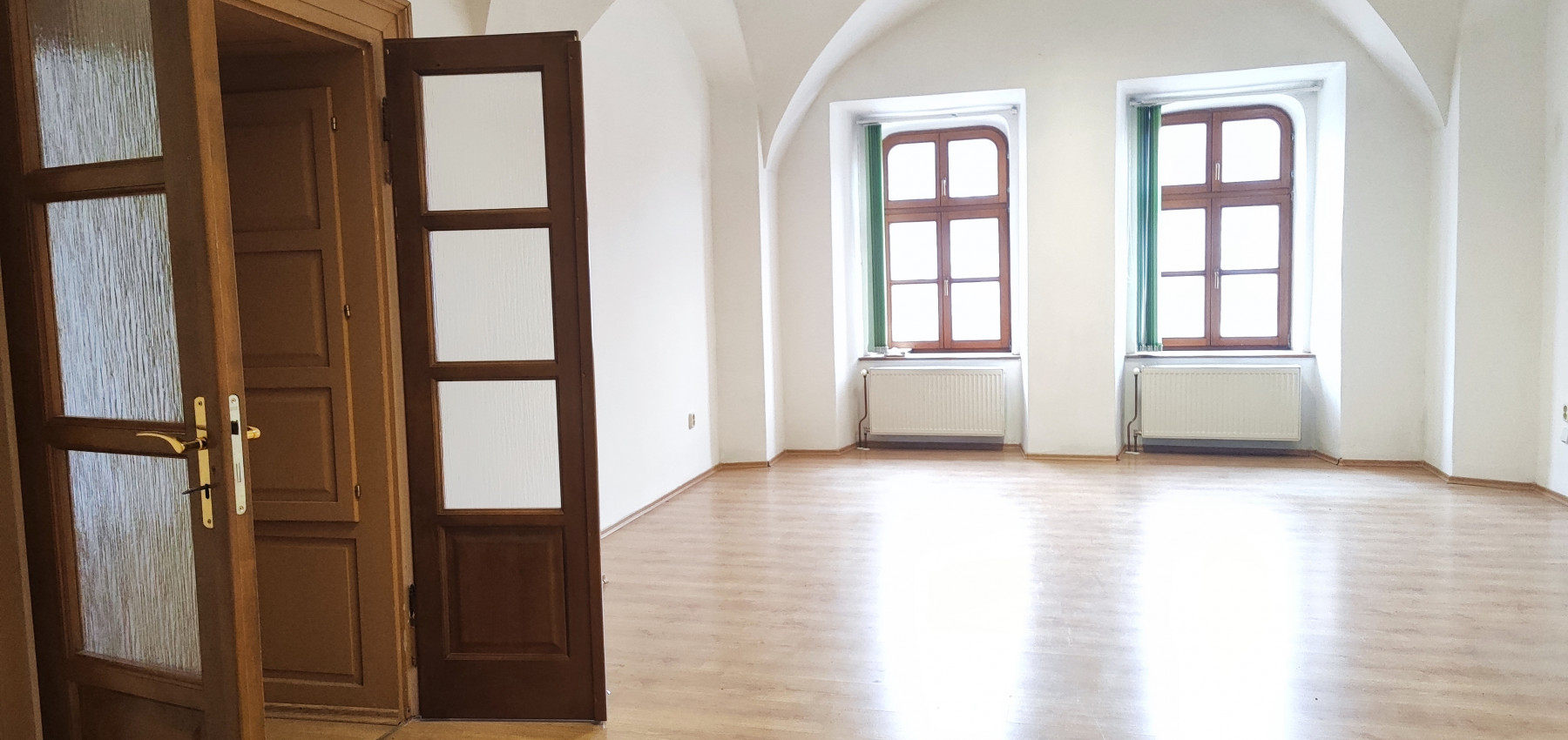 Priestor s parkovacím miestom -  na prenájom na Hlavnej ulici - Trojica - I.poschodie