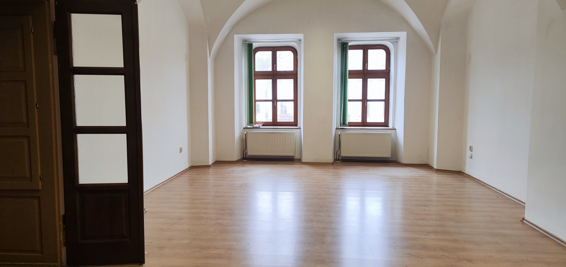 Priestor s parkovacím miestom -  na prenájom na Hlavnej ulici - Trojica - I.poschodie