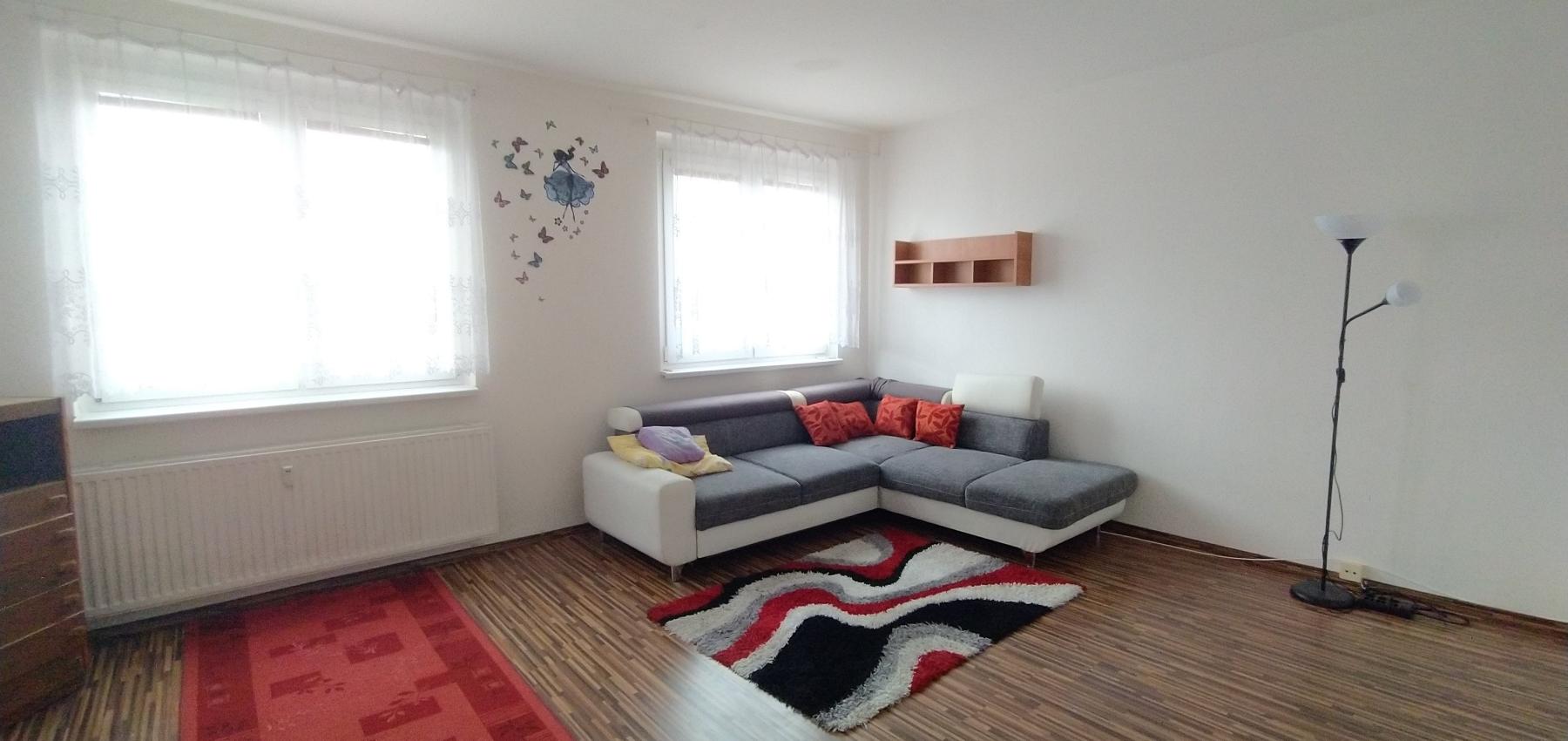REZERVOVANÝ....Na predaj priestranný 2 izbový byt 65m2, Ďumbierska, vhodný na prenájom, čiastočná rekonštrukcia