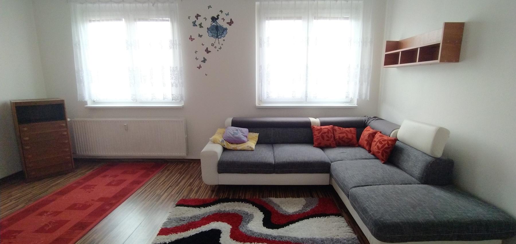 REZERVOVANÝ....Na predaj priestranný 2 izbový byt 65m2, Ďumbierska, vhodný na prenájom, čiastočná rekonštrukcia