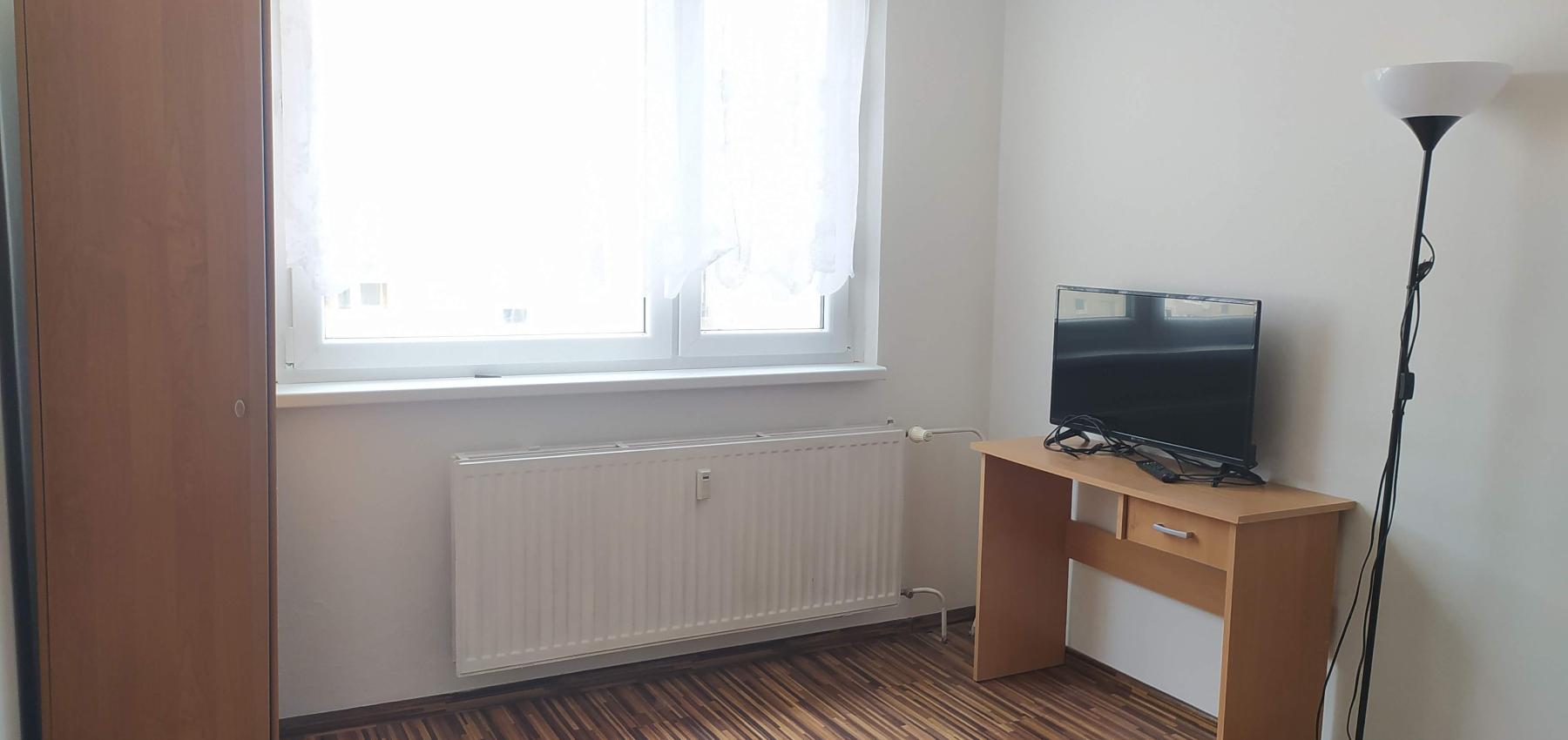 REZERVOVANÝ....Na predaj priestranný 2 izbový byt 65m2, Ďumbierska, vhodný na prenájom, čiastočná rekonštrukcia