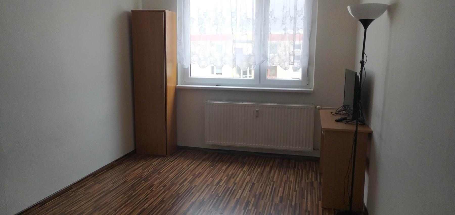 REZERVOVANÝ....Na predaj priestranný 2 izbový byt 65m2, Ďumbierska, vhodný na prenájom, čiastočná rekonštrukcia