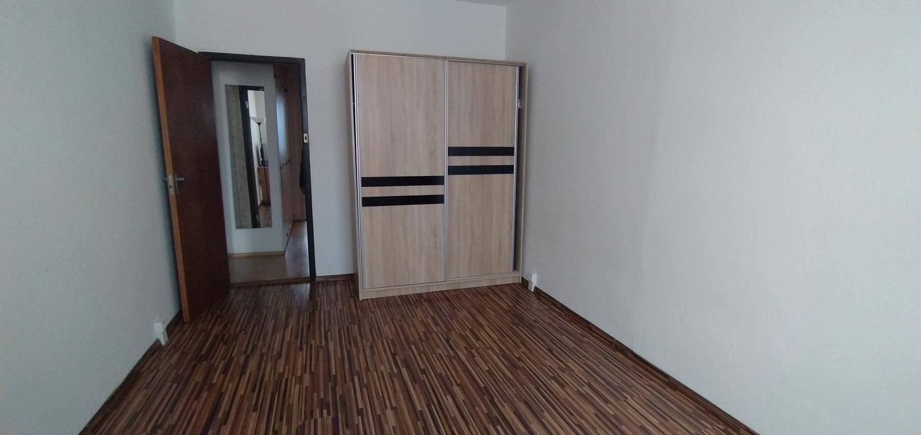 REZERVOVANÝ....Na predaj priestranný 2 izbový byt 65m2, Ďumbierska, vhodný na prenájom, čiastočná rekonštrukcia