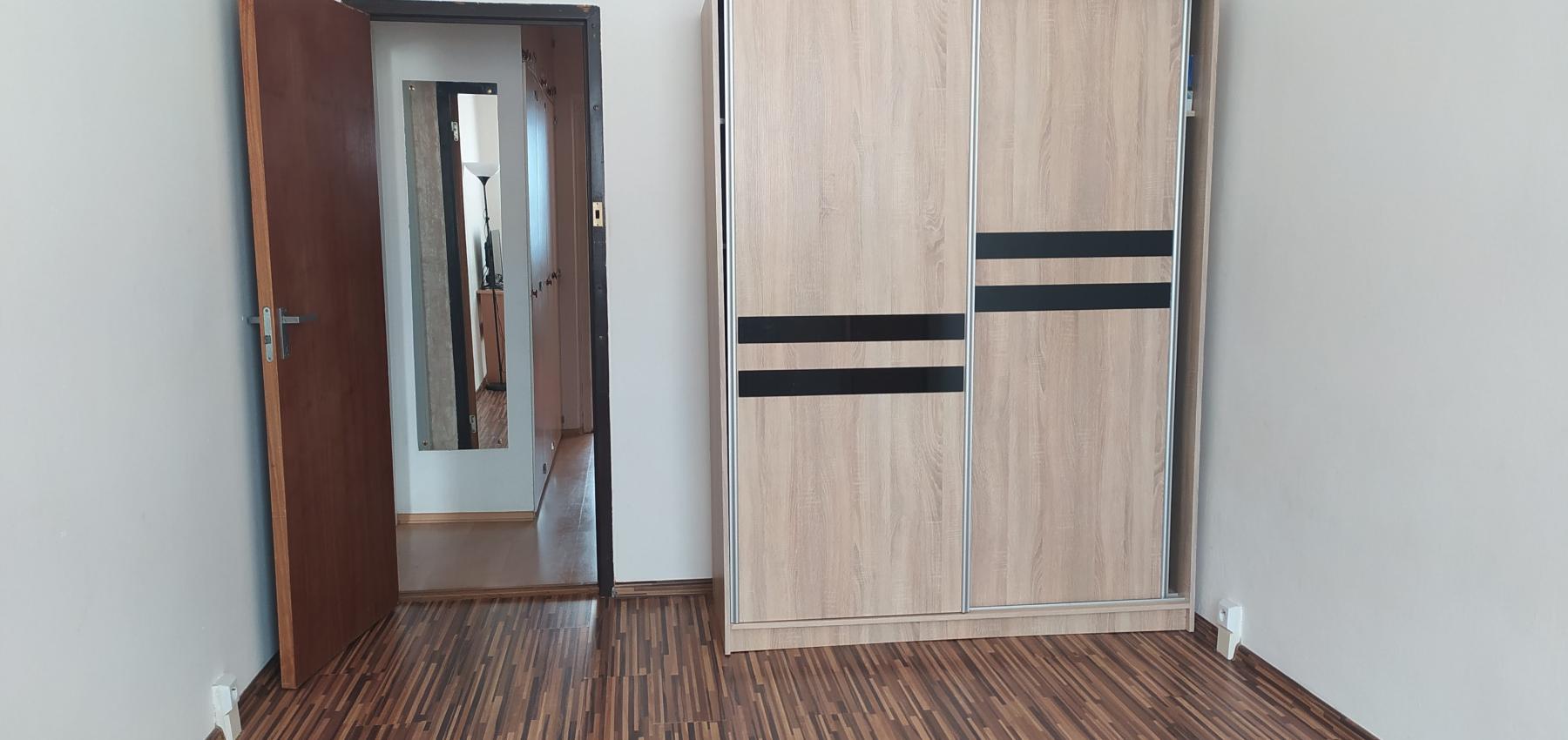 REZERVOVANÝ....Na predaj priestranný 2 izbový byt 65m2, Ďumbierska, vhodný na prenájom, čiastočná rekonštrukcia