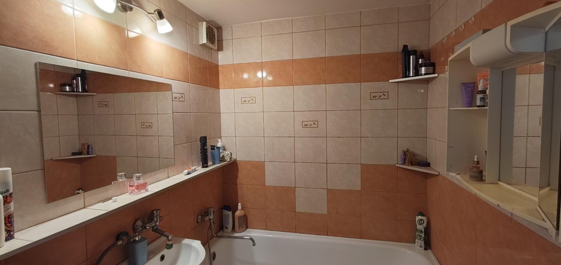 REZERVOVANÝ....Na predaj priestranný 2 izbový byt 65m2, Ďumbierska, vhodný na prenájom, čiastočná rekonštrukcia