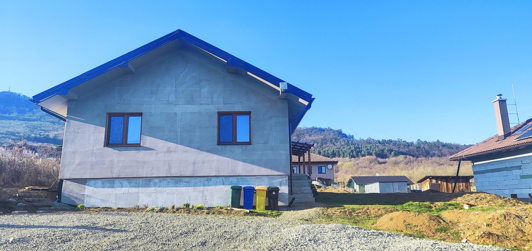 Na predaj krásny 4 izbový dom s možnosťou realizácie obytného podkrovia na 2 izby, veľkorysý pozemok 1000 m2, Fintice