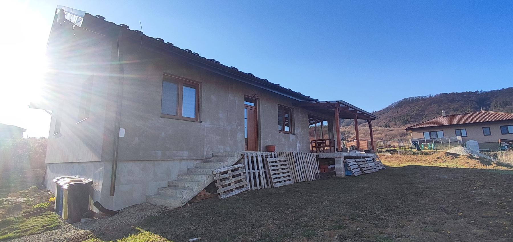 Na predaj krásny 4 izbový dom s možnosťou realizácie obytného podkrovia na 2 izby, veľkorysý pozemok 1000 m2, Fintice