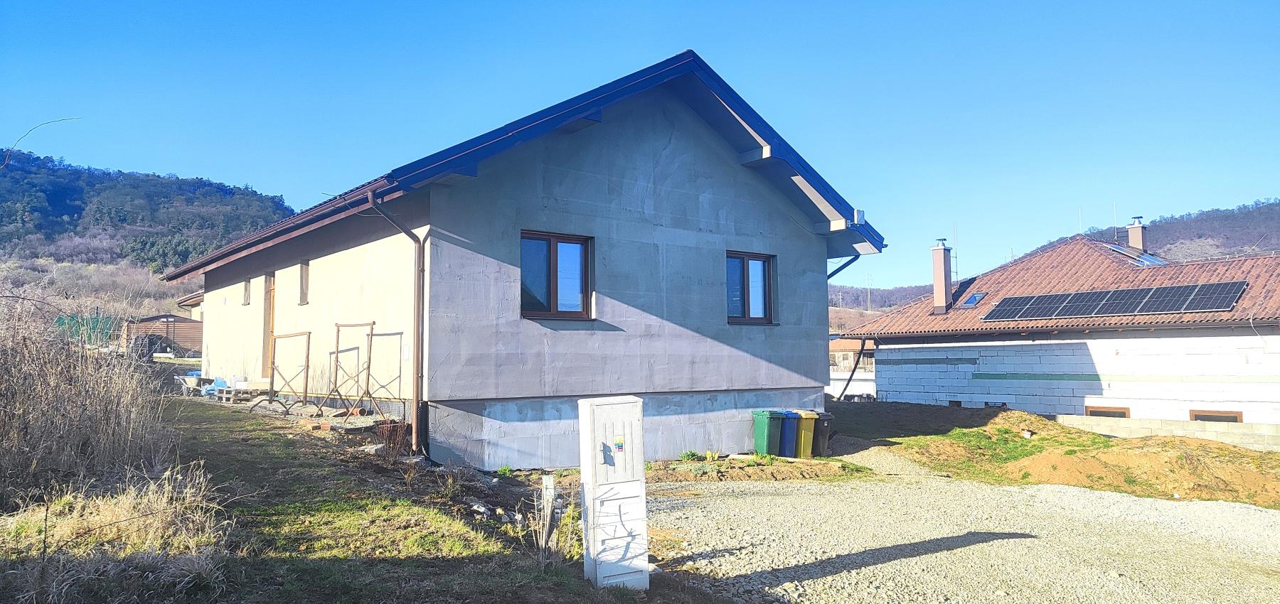 Na predaj krásny 4 izbový dom s možnosťou realizácie obytného podkrovia na 2 izby, veľkorysý pozemok 1000 m2, Fintice