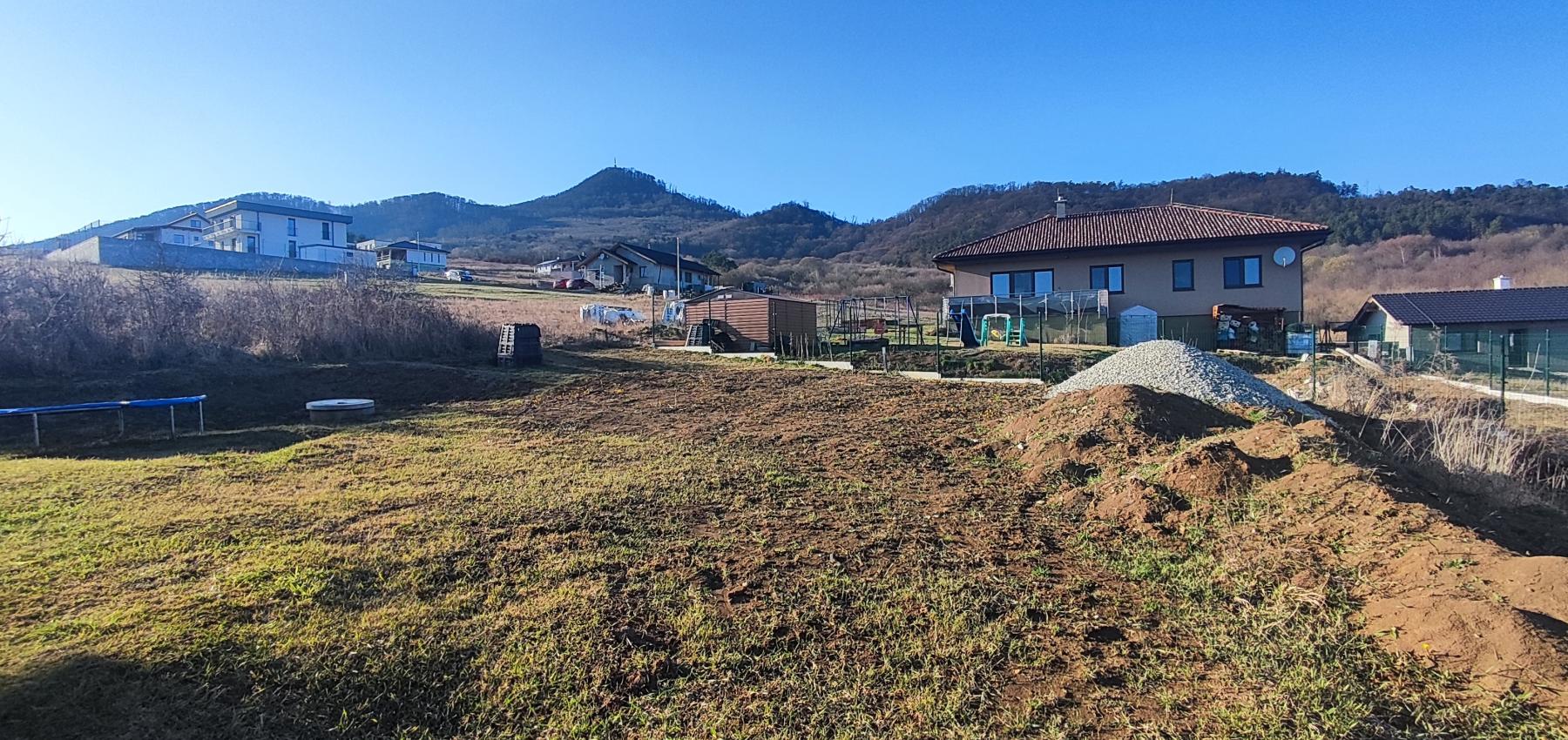 Na predaj krásny 4 izbový dom s možnosťou realizácie obytného podkrovia na 2 izby, veľkorysý pozemok 1000 m2, Fintice