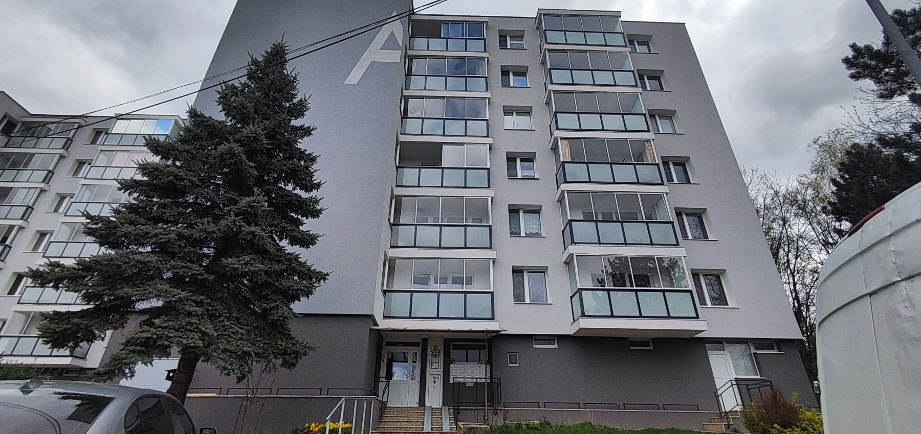 Prenajatý do 1.11.2026....Slnečný 2 izbový byt s nádhernym výhľadom na les, zariadený