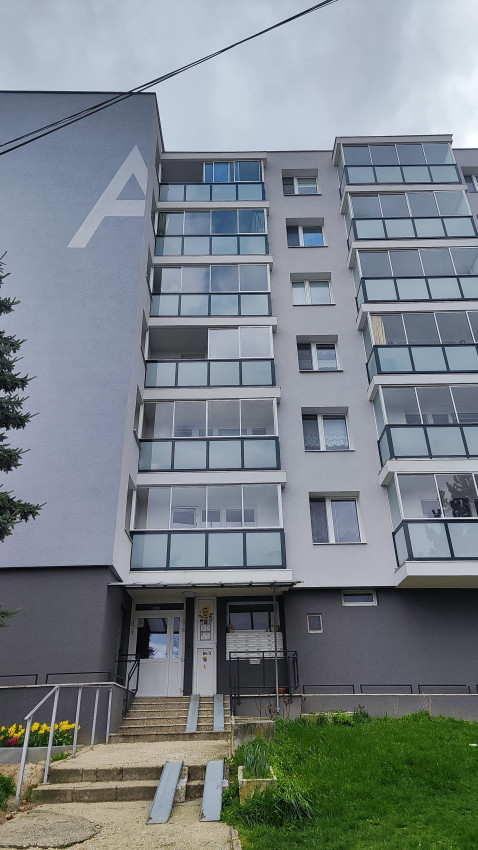 Prenajatý do 1.11.2026....Slnečný 2 izbový byt s nádhernym výhľadom na les, zariadený