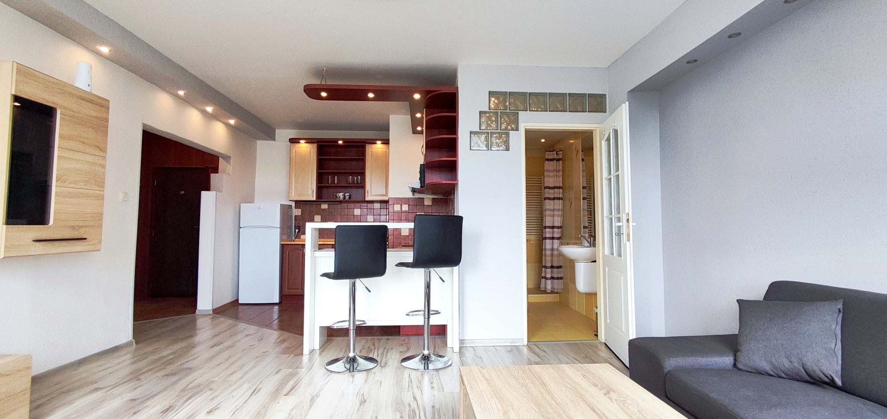 Prenajatý do 1.11.2026....Slnečný 2 izbový byt s nádhernym výhľadom na les, zariadený