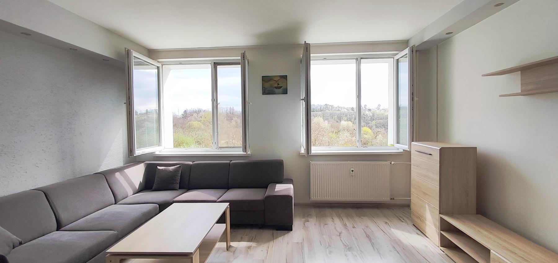 Prenajatý do 1.11.2026....Slnečný 2 izbový byt s nádhernym výhľadom na les, zariadený