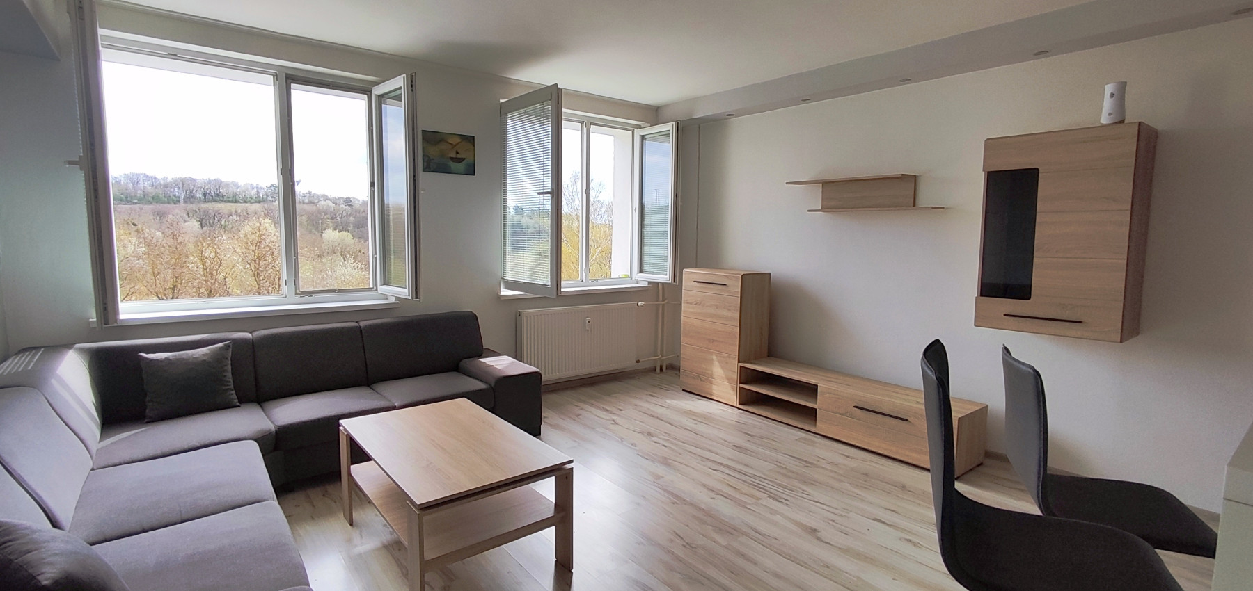 Prenajatý do 1.11.2026....Slnečný 2 izbový byt s nádhernym výhľadom na les, zariadený