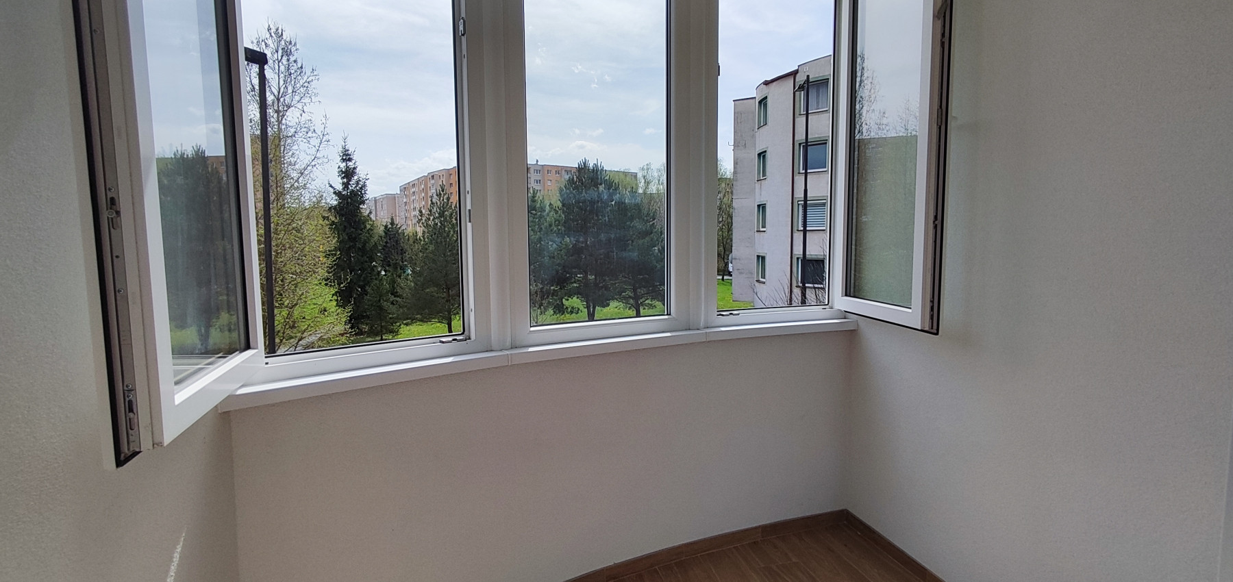 Prenajatý do 1.6.2026....Exkluzívny 2 izbový byt s loggiou pre náročnejších, Tekeľova ulica Ľubotice-Sekčov