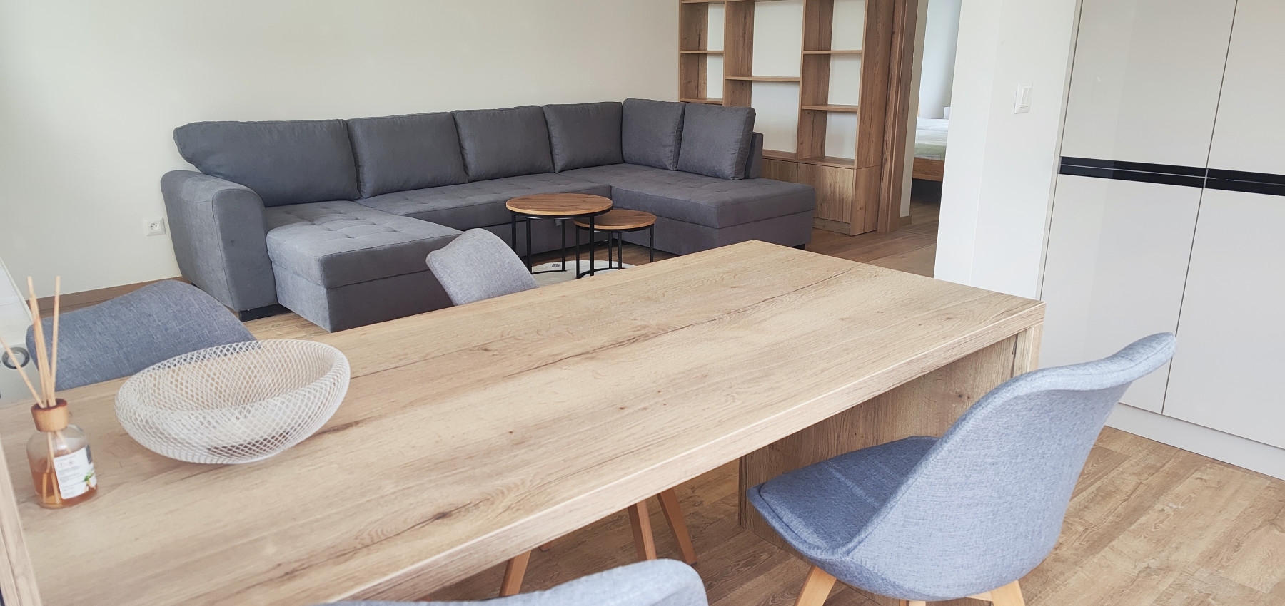 Prenajatý do 1.6.2026....Exkluzívny 2 izbový byt s loggiou pre náročnejších, Tekeľova ulica Ľubotice-Sekčov