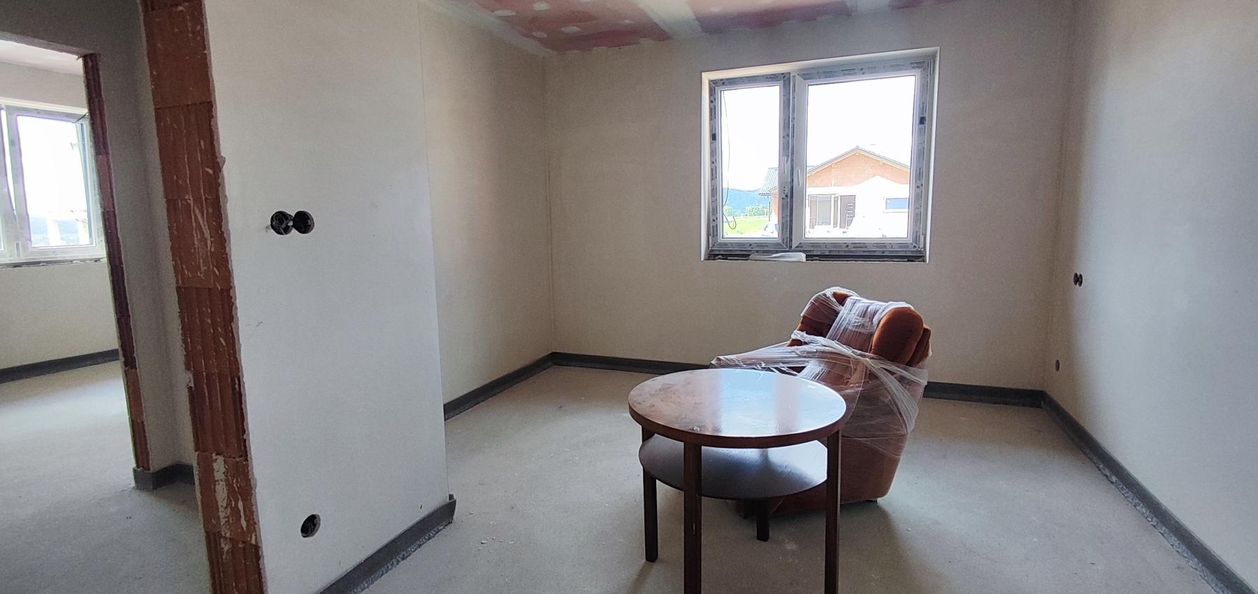 NOVÁ PONUKA! Na predaj 4 izbový tehlový holodom Vyšná Šebastová, komfortný pozemok 8,5a