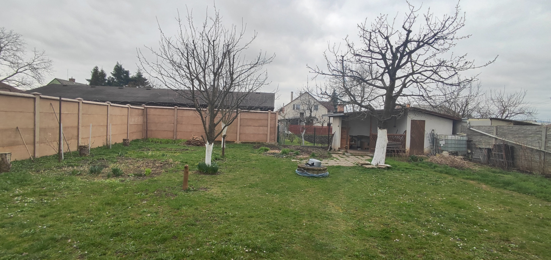 Perspektívny 5 izbový rodinný dom s garážou a prístreškom pre auto, Ľubotice, rovinatý pozemok 600 m2, podpivničený