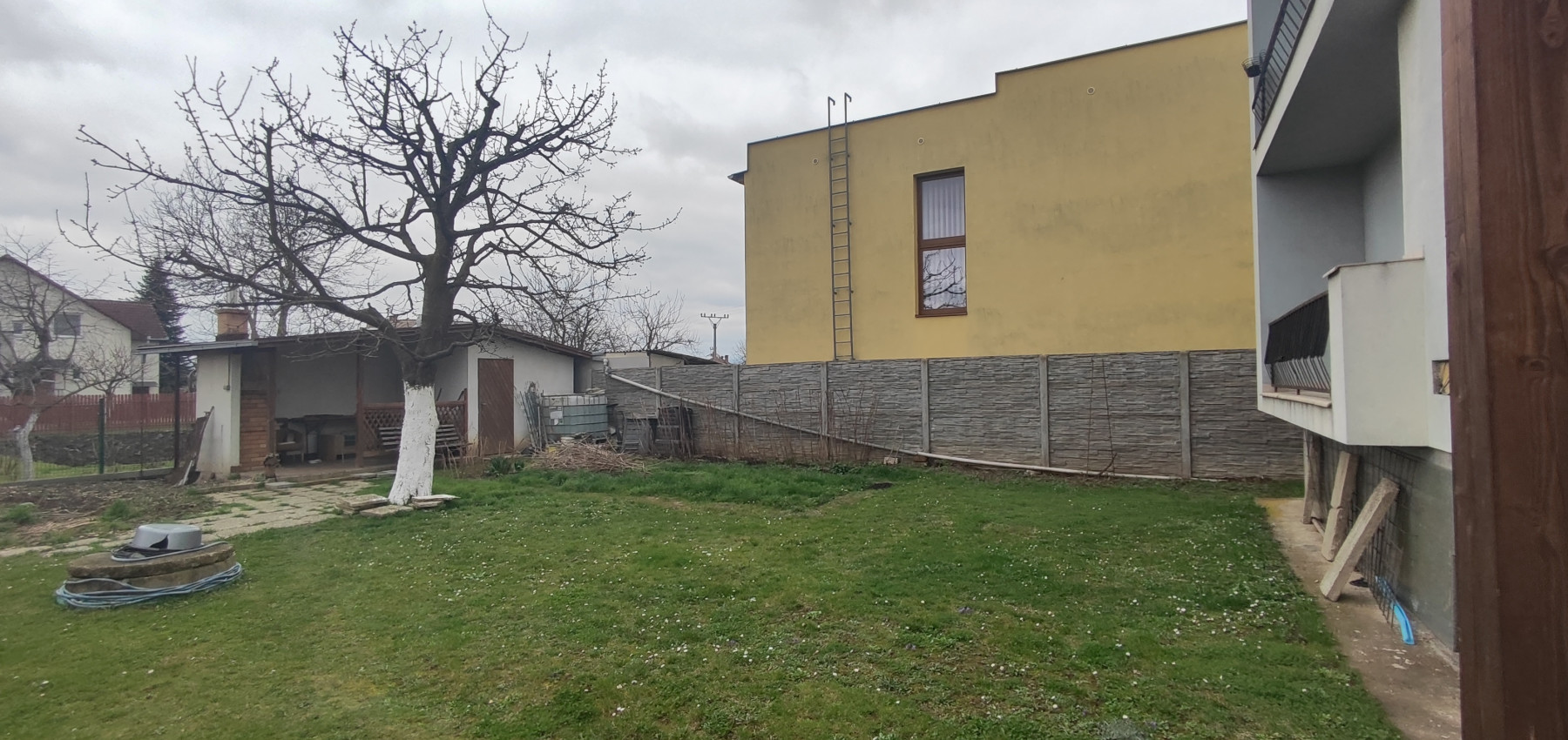 Perspektívny 5 izbový rodinný dom s garážou a prístreškom pre auto, Ľubotice, rovinatý pozemok 600 m2, podpivničený