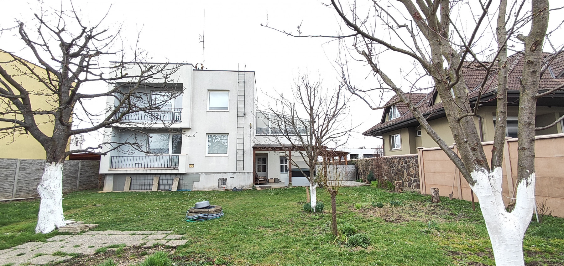 Perspektívny 5 izbový rodinný dom s garážou a prístreškom pre auto, Ľubotice, rovinatý pozemok 600 m2, podpivničený