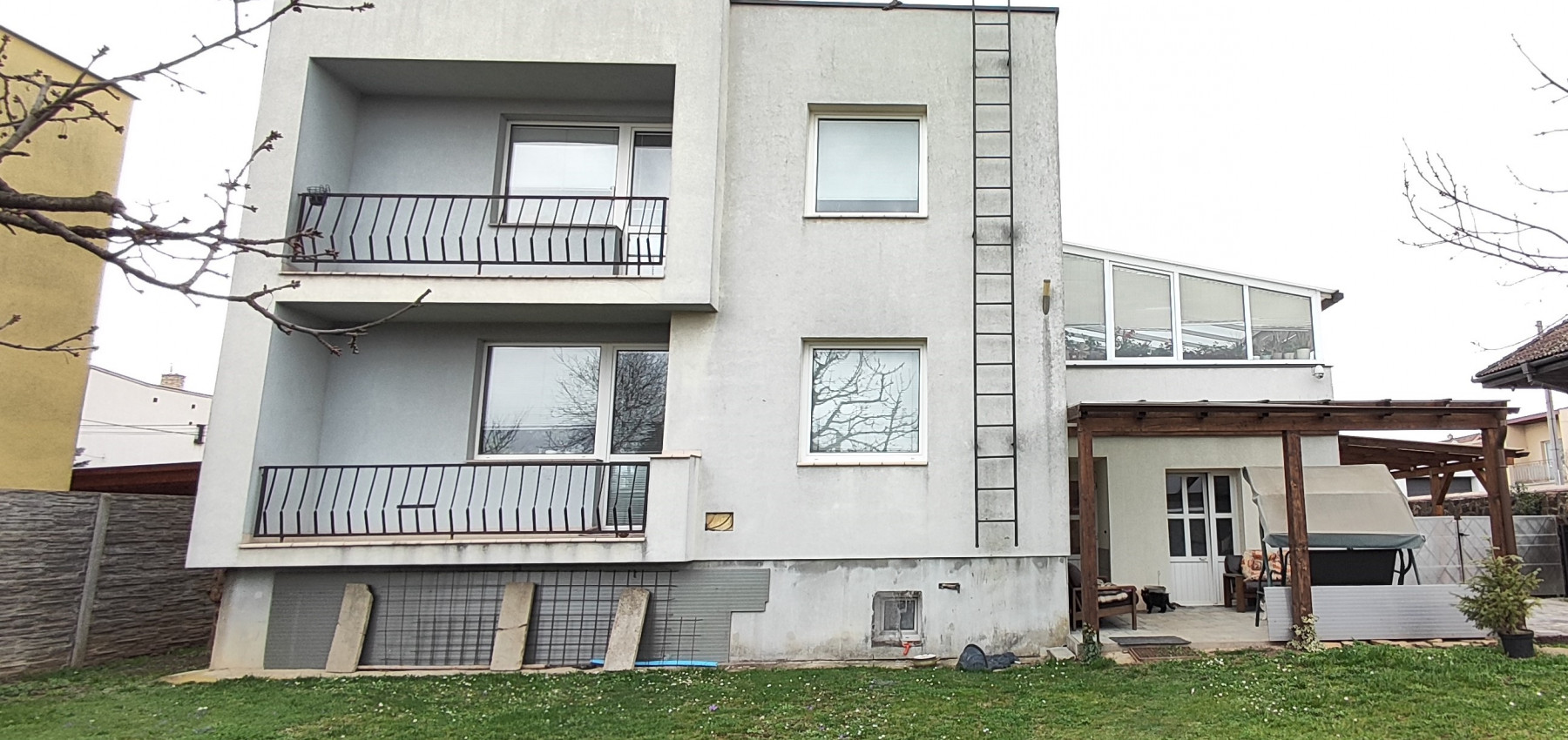 Perspektívny 5 izbový rodinný dom s garážou a prístreškom pre auto, Ľubotice, rovinatý pozemok 600 m2, podpivničený