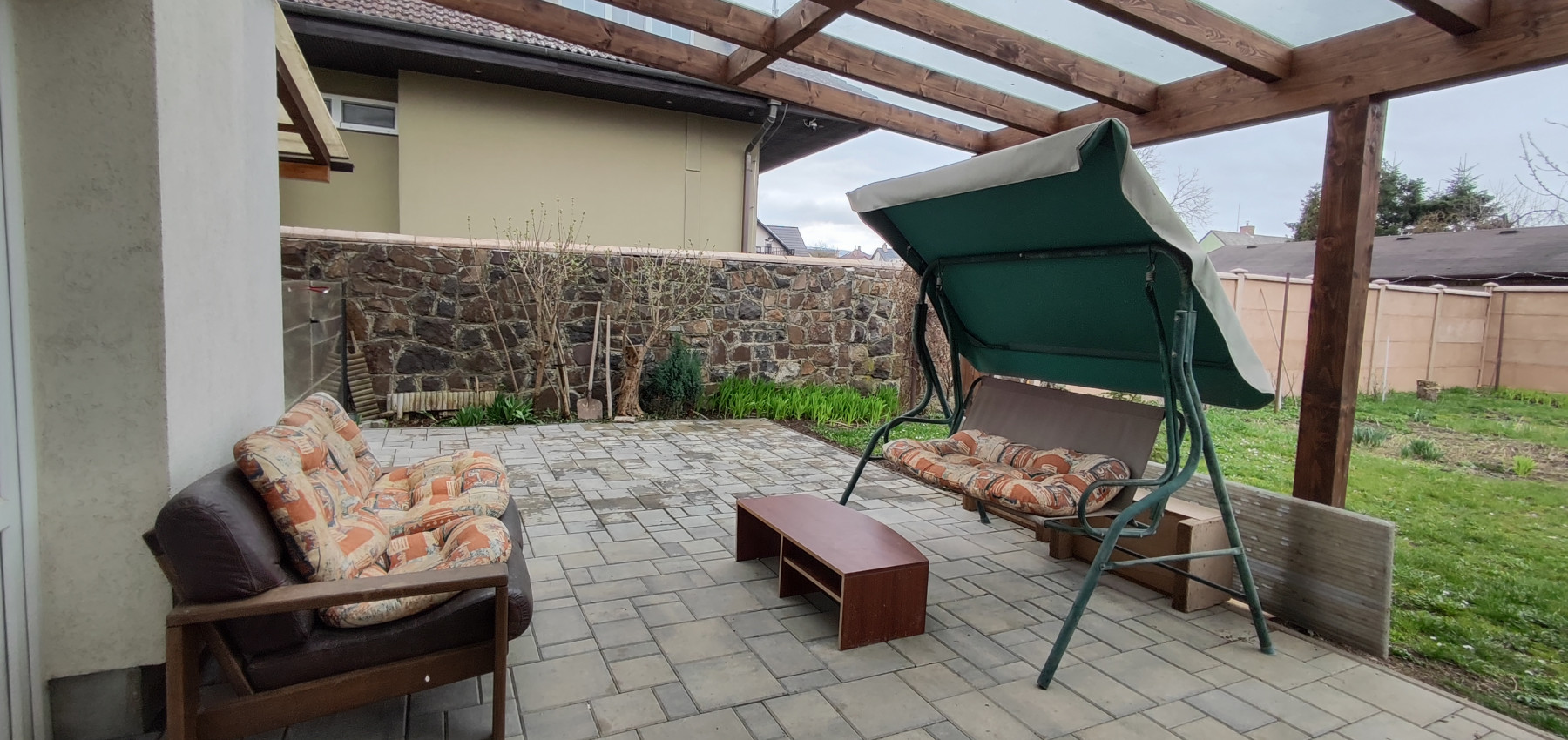 Perspektívny 5 izbový rodinný dom s garážou a prístreškom pre auto, Ľubotice, rovinatý pozemok 600 m2, podpivničený