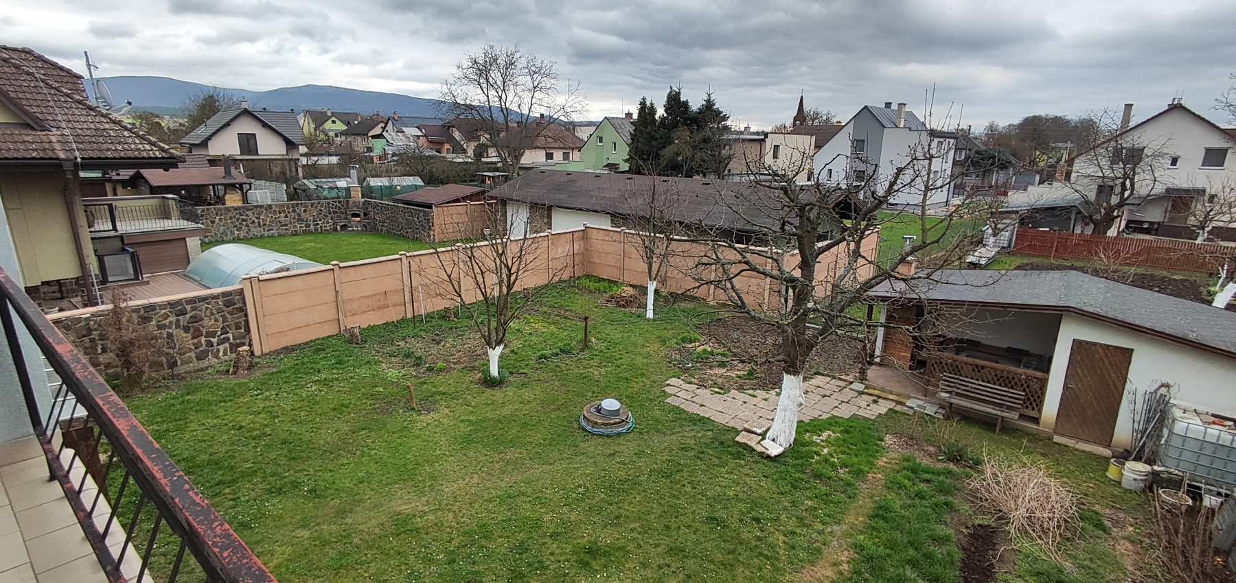 Perspektívny 5 izbový rodinný dom s garážou a prístreškom pre auto, Ľubotice, rovinatý pozemok 600 m2, podpivničený