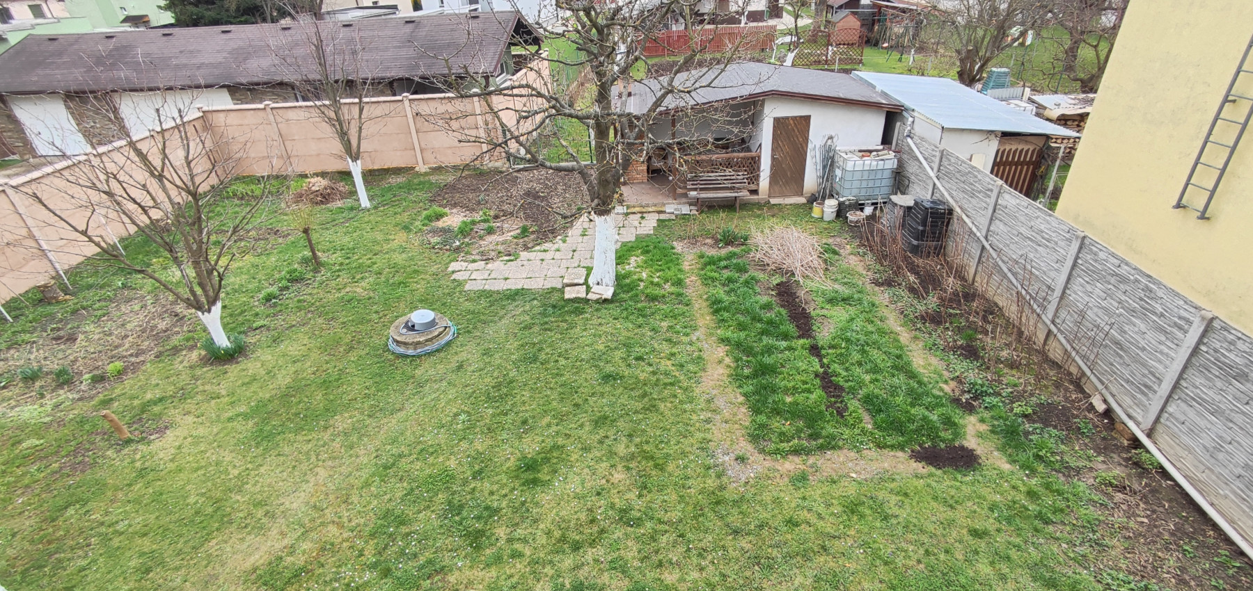 Perspektívny 5 izbový rodinný dom s garážou a prístreškom pre auto, Ľubotice, rovinatý pozemok 600 m2, podpivničený