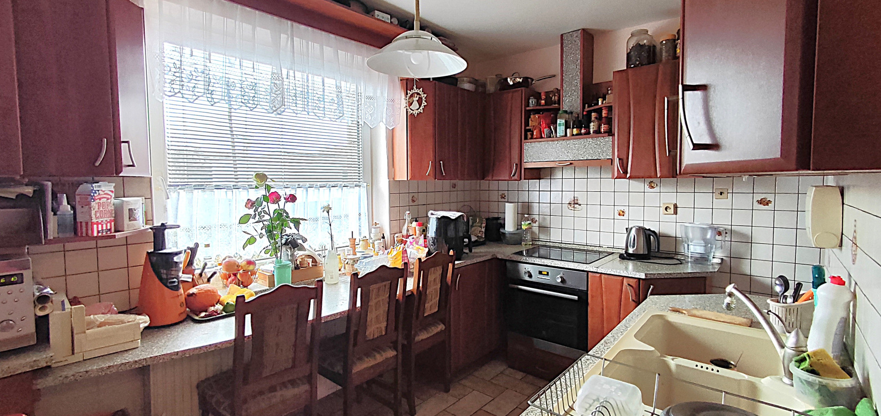 Perspektívny 5 izbový rodinný dom s garážou a prístreškom pre auto, Ľubotice, rovinatý pozemok 600 m2, podpivničený