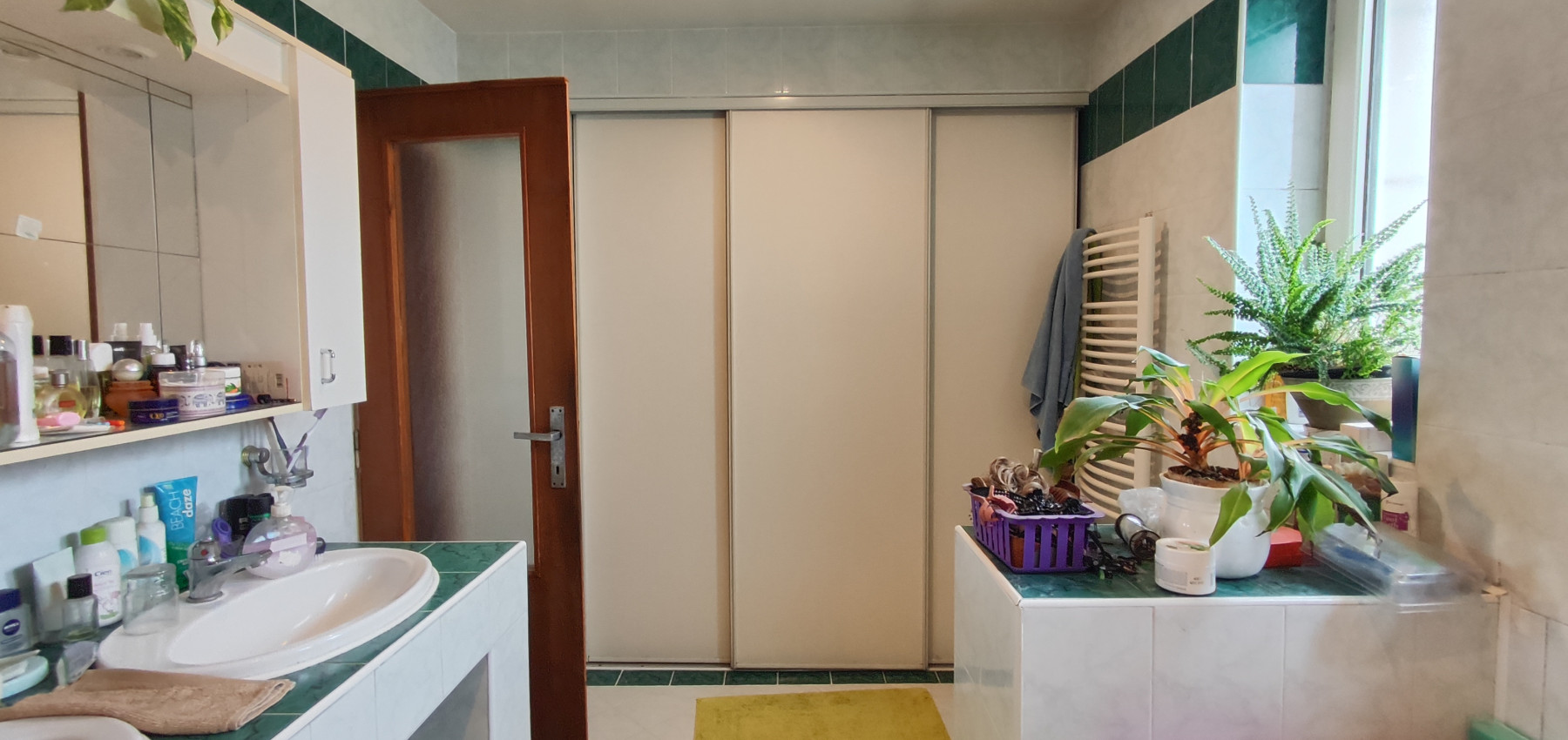 Perspektívny 5 izbový rodinný dom s garážou a prístreškom pre auto, Ľubotice, rovinatý pozemok 600 m2, podpivničený