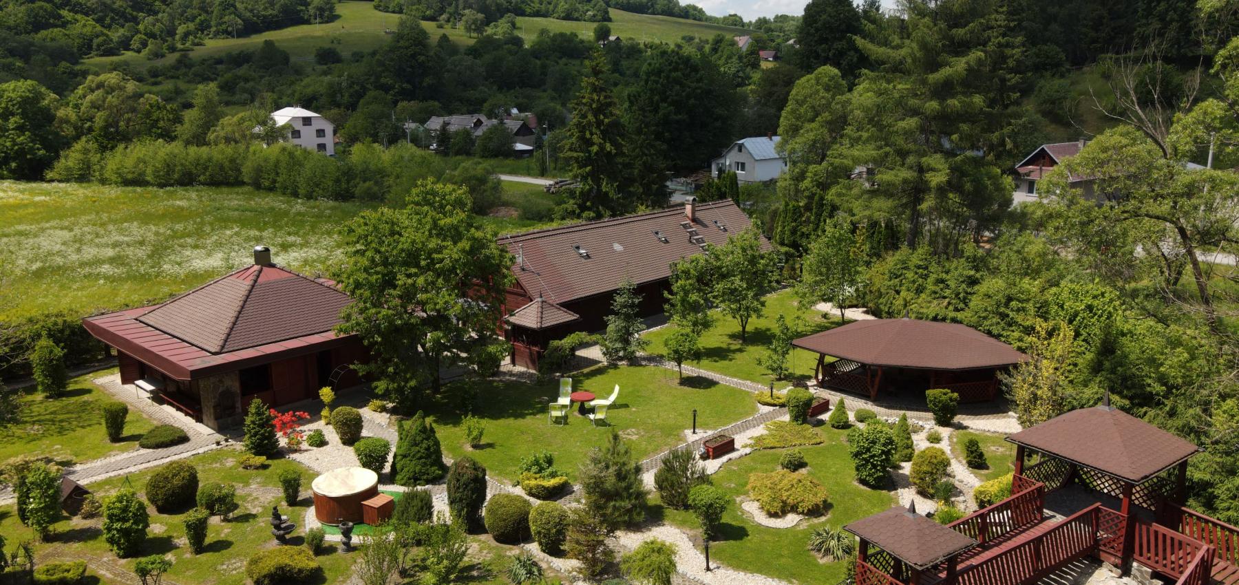 Dom s areálom na podnikanie, pozemok 2500 m2, dom - ubytovanie, jazierko, 2x altánok, biliardový dom, detské atrakcie